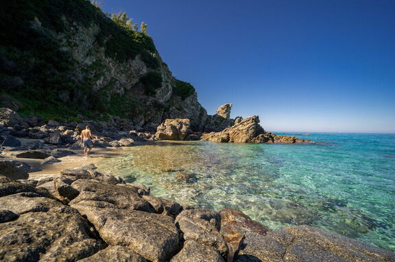 Spiaggia Leone Mare-Scogli persone di Zambrone